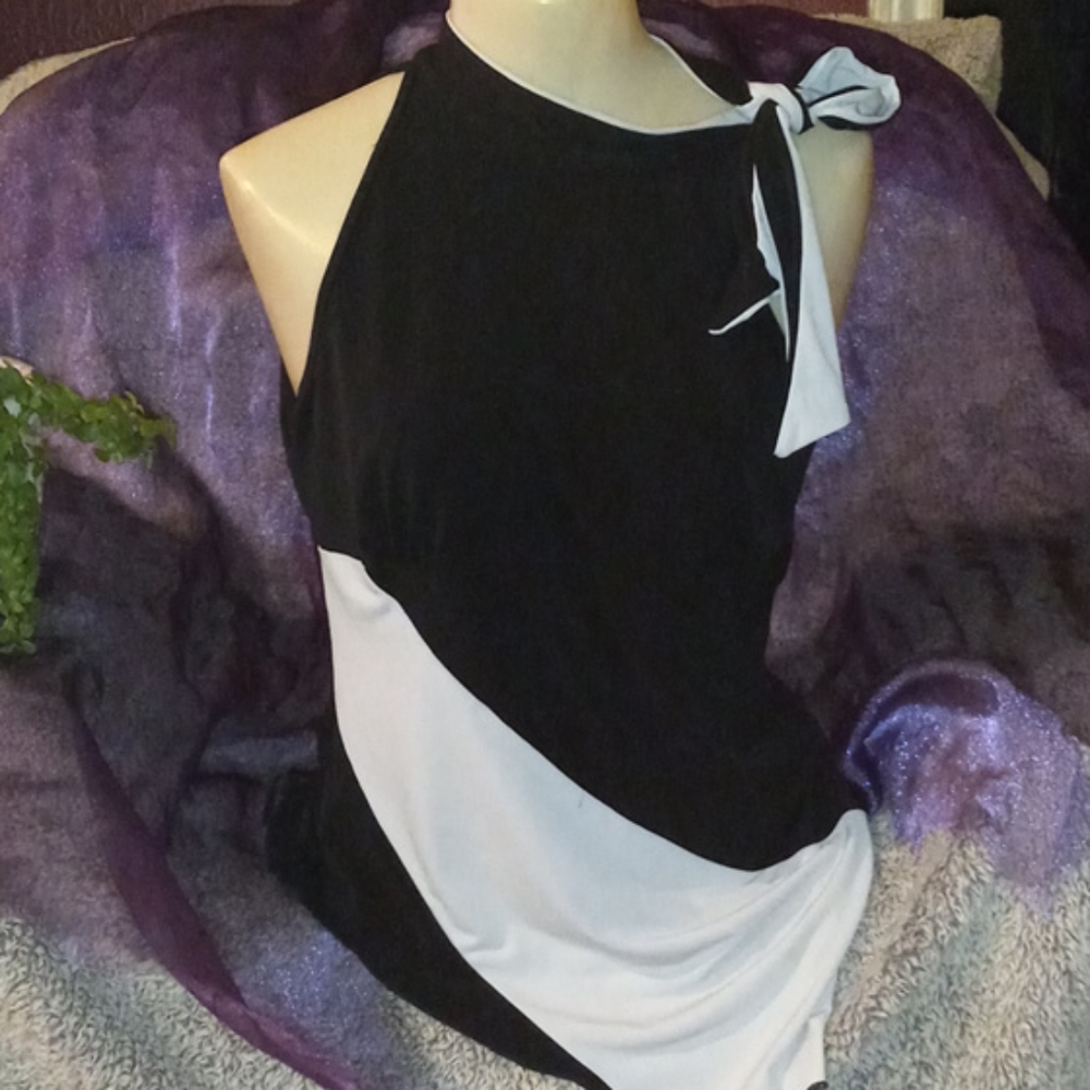 Sleeveless black and white that ties and the left
